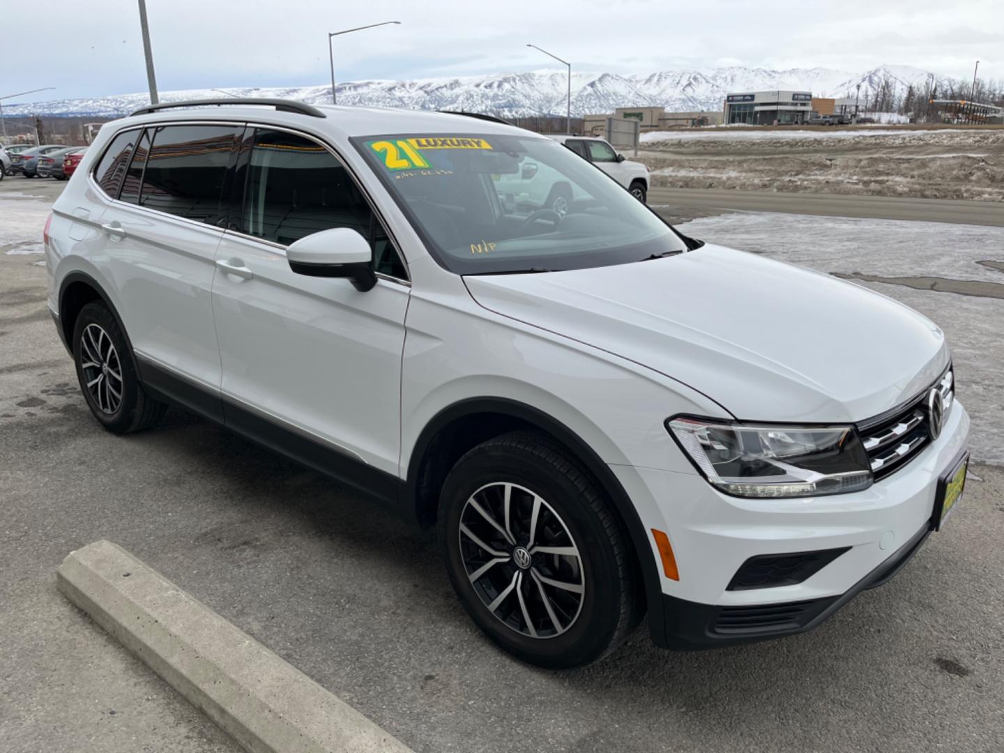 2021 White Volkswagen Tiguan SE 4Motion AWD (3VV2B7AX9MM) with an 2.0L L4 DOHC 16V TURBO engine, 8A transmission, located at 1960 Industrial Drive, Wasilla, 99654, (907) 274-2277, 61.573475, -149.400146 - Photo#6